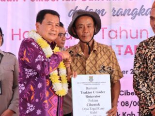 Petani di Mauk Terima Bantuan Traktor, Pompa Air, dan 1,5 Ton Benih Padi Inpari 32