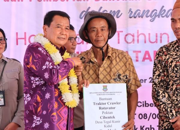 Petani di Mauk Terima Bantuan Traktor, Pompa Air, dan 1,5 Ton Benih Padi Inpari 32