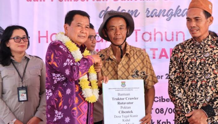 Petani di Mauk menerima bantuan dua traktor, 25 pompa air, dan 1,5 ton benih padi Inpari 32 untuk meningkatkan produktivitas.