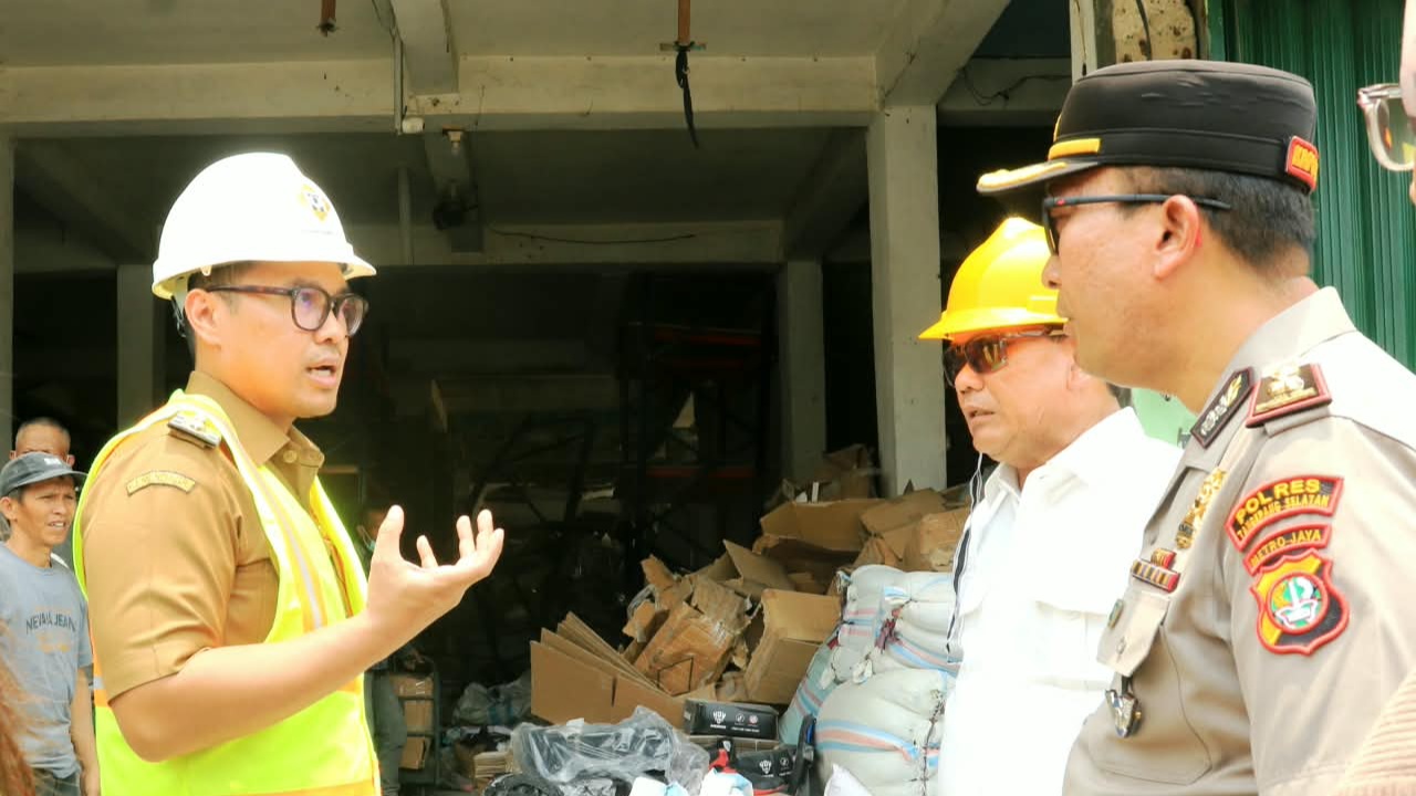 Pilar Saga meninjau dampak ledakan Pasar Cimanggis. Pemkot Tangsel memprioritaskan keselamatan warga dan penanganan bangunan rusak.