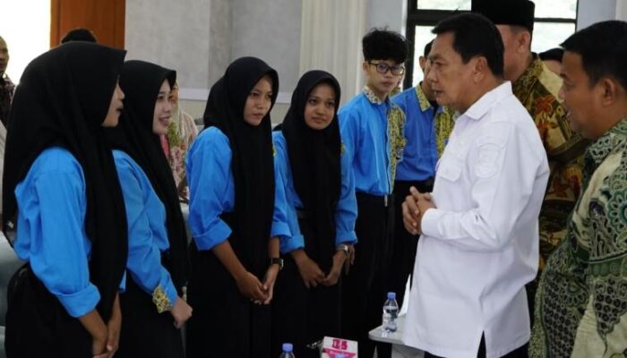 Bupati Tangerang Moch. Maesyal Rasyid melepas 7 calon mahasiswa kuliah ke Tiongkok dan berpesan fokus meraih gelar.