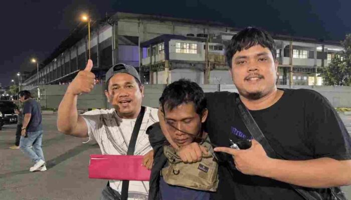 Polisi menangkap pria berinisial AN yang diduga menyiram air keras dan memukul rekan kerjanya di Cikupa karena dendam.