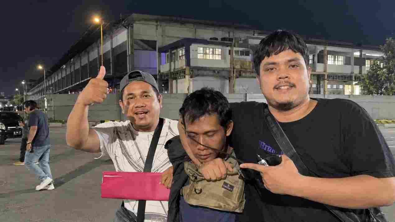 Polisi menangkap pria berinisial AN yang diduga menyiram air keras dan memukul rekan kerjanya di Cikupa karena dendam.
