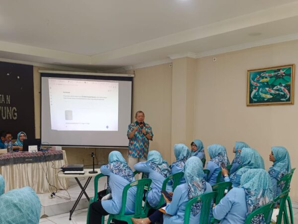 Prof. Onno W. Purbo Kenalkan AI, Ibu-Ibu Tangsel Diajak Kritis Menyikapi Informasi di Medsos