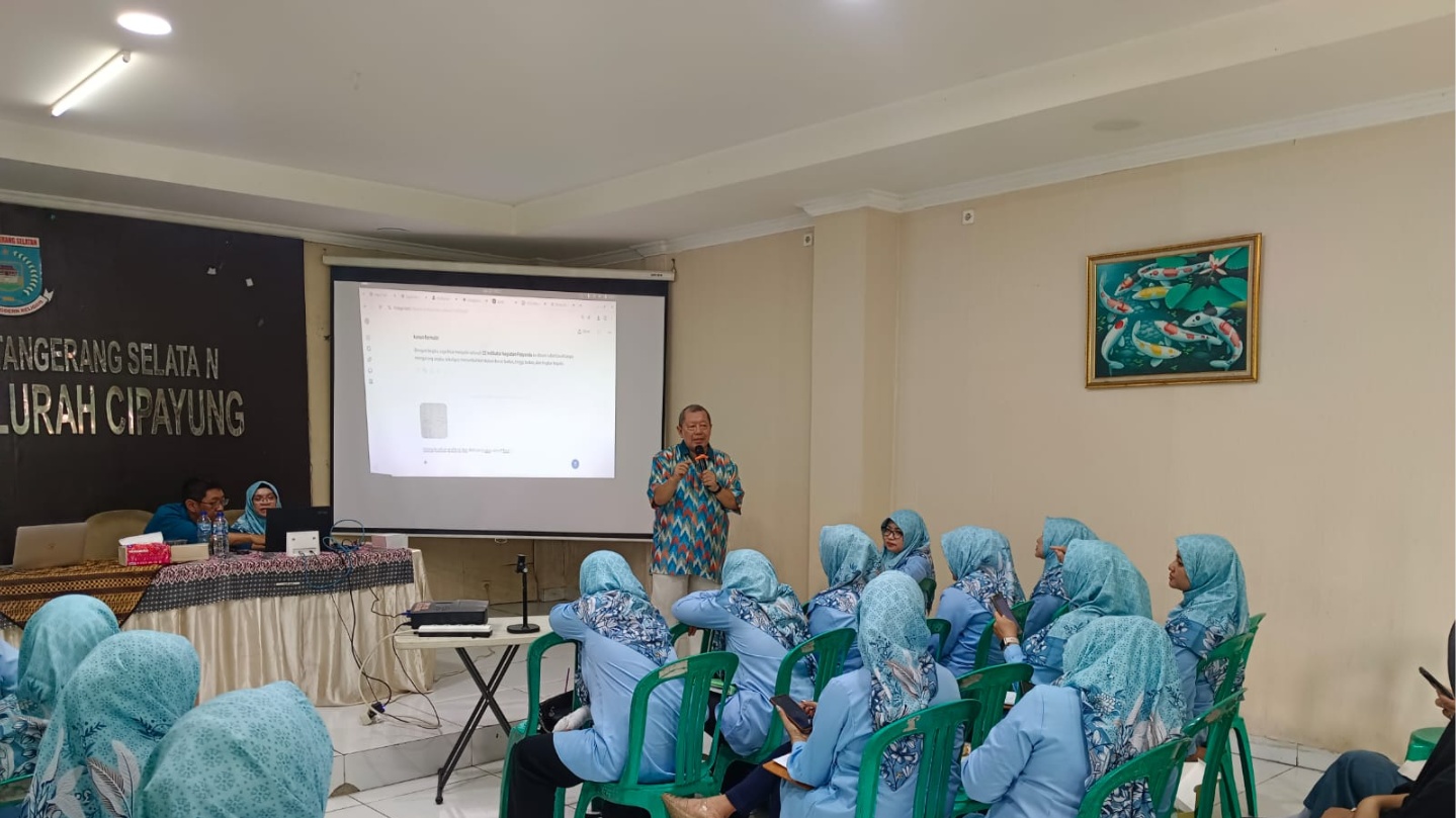 Prof. Onno W. Purbo hadir dalam pelatihan AI di Tangsel untuk mendorong ibu-ibu lebih kritis menyikapi informasi di media sosial.