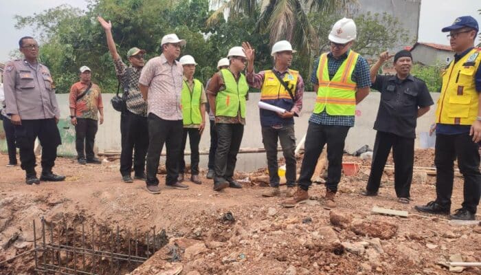 Pilar Saga meninjau turap dan pompa di titik rawan genangan Tangsel serta mendorong warga menjaga kebersihan kali.
