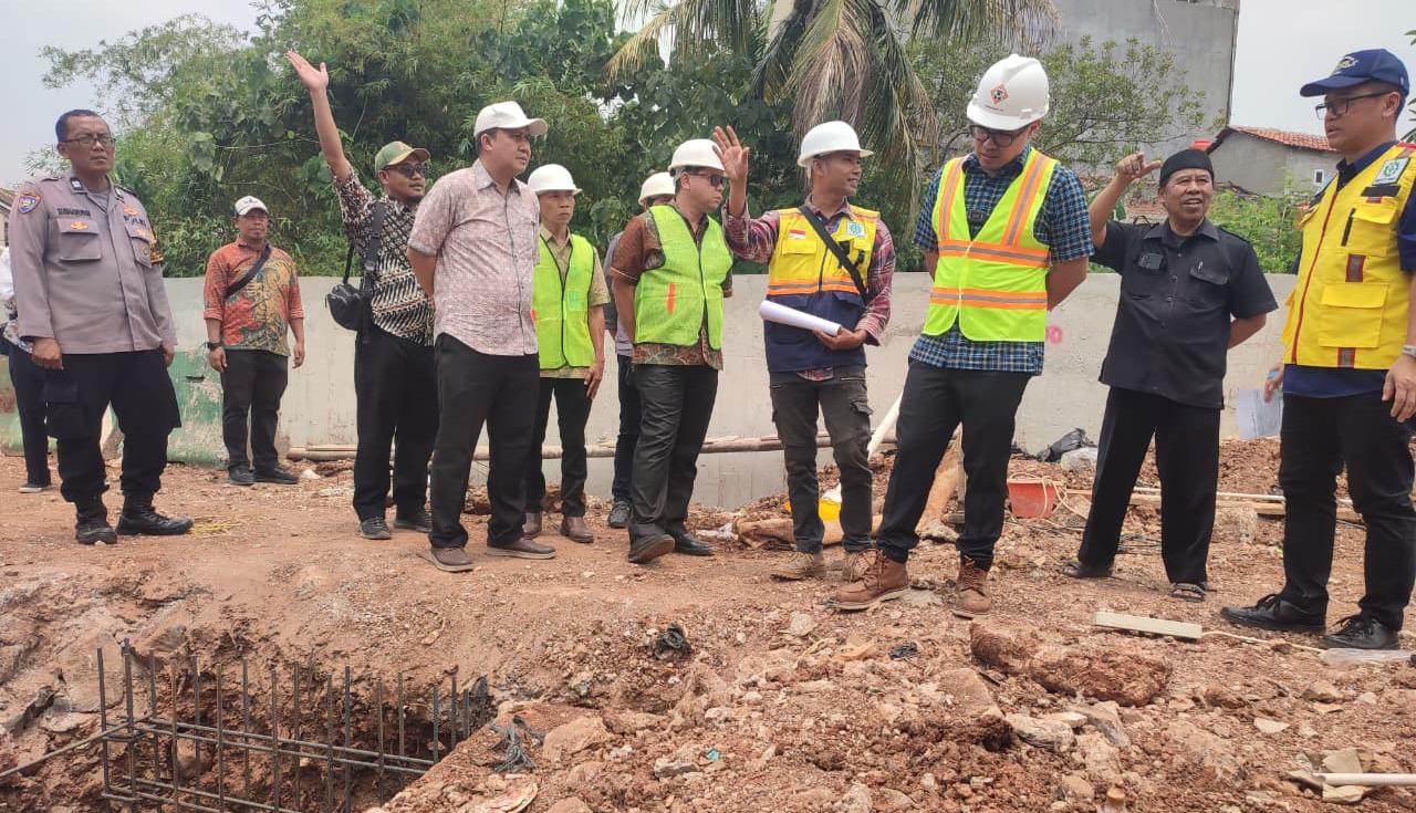 Pilar Saga meninjau turap dan pompa di titik rawan genangan Tangsel serta mendorong warga menjaga kebersihan kali.