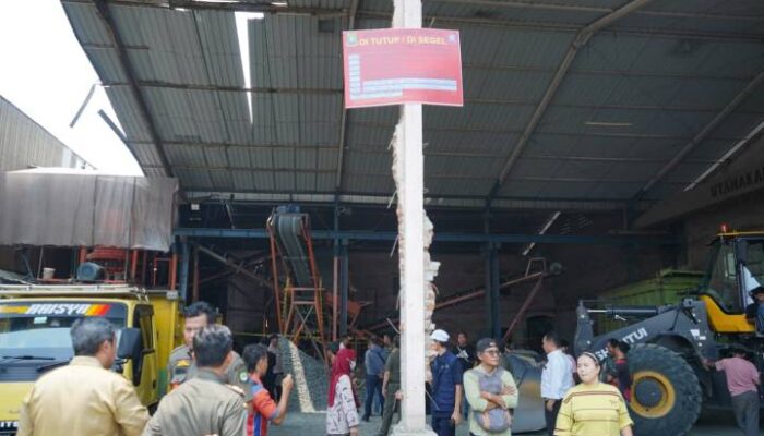 Keluhan warga soal asap dan debu pekat di Karawaci ditindaklanjuti Satpol PP Kota Tangerang dengan menyegel perusahaan pemecah batu.