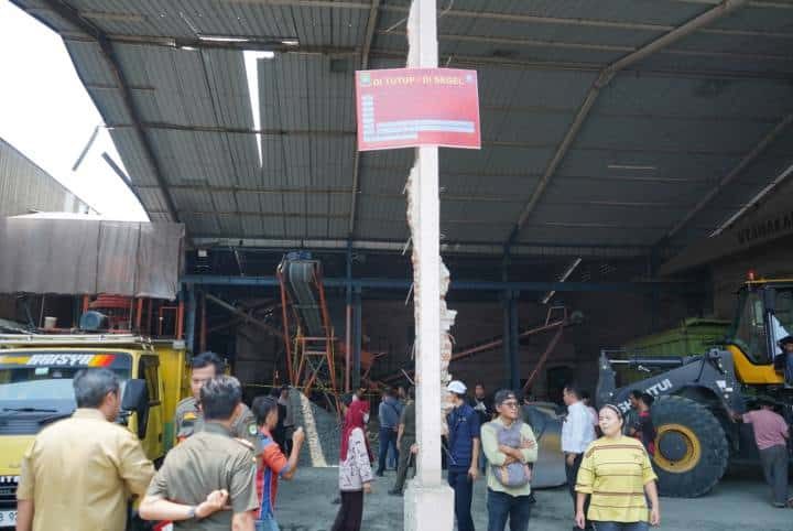 Keluhan warga soal asap dan debu pekat di Karawaci ditindaklanjuti Satpol PP Kota Tangerang dengan menyegel perusahaan pemecah batu.