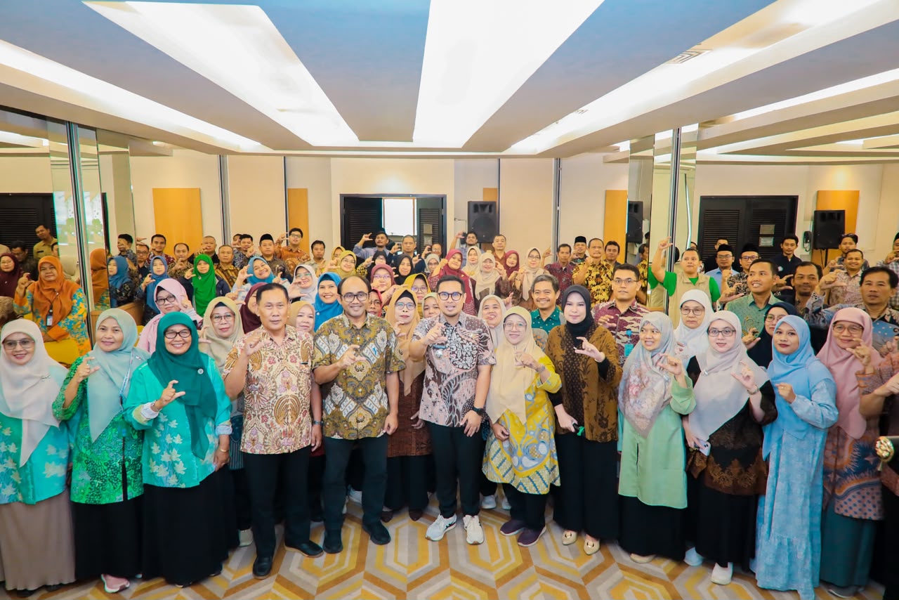 Program Adiwiyata di Tangsel diperluas dengan menyasar sekolah negeri, swasta, dan madrasah untuk memperkuat budaya peduli lingkungan.